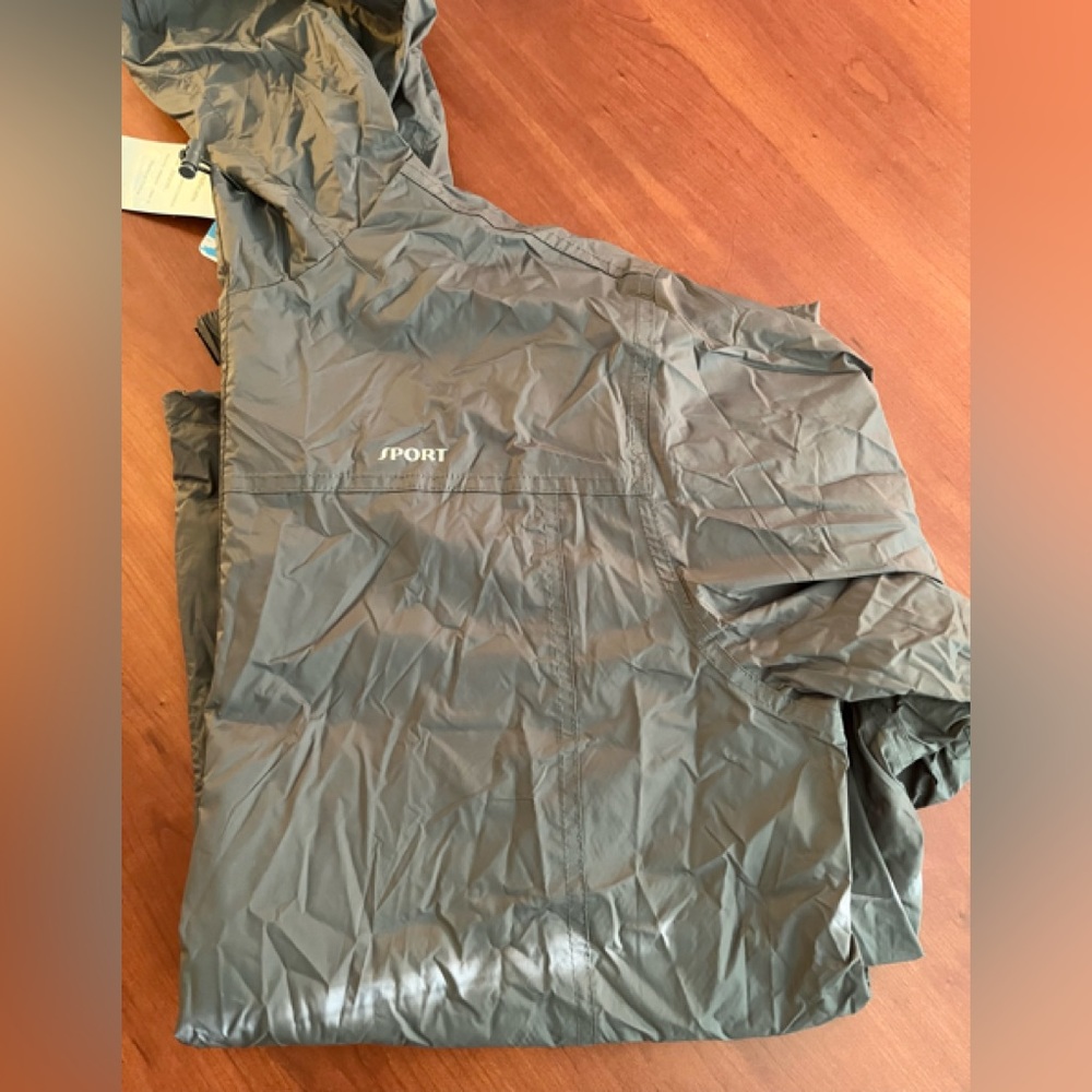Men’s Lightweight Waterproof Windbreaker. NWT.
